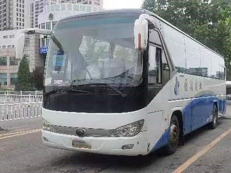 De gebruikte Luxe vervoert 47 Zetels 2 Passagiersdeuren 11 Meters Lange Zeldzame Motora/c tweede Hand Jong Tong Bus ZK6117 per bus