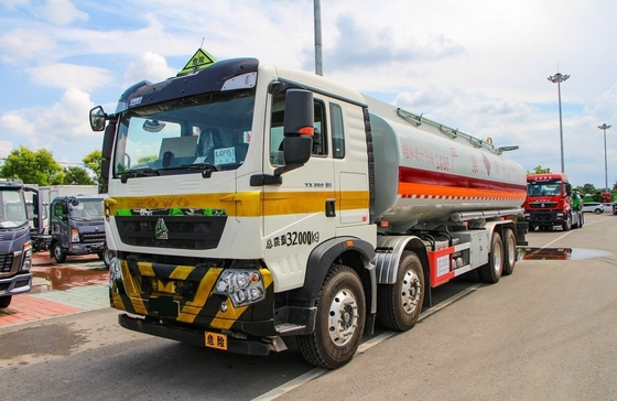 8*4 HOWO Gebruikte olietanker Truck 350 pk Een-en-halve cabine 30m3