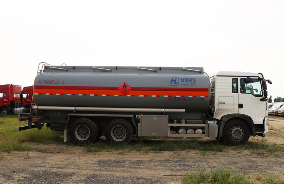 Sinotruck Howo 6*4 Rijmodus 10 banden olietanker vrachtwagen 25 kubieke 10 meter lang LHD