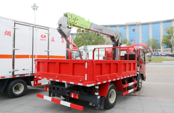 Kleine vrachtwagen gemonteerde kraan Lifting 4 ton 8 versnellingen handgeschakelde transmissie Howo 4 * 2 aandrijfsmodus