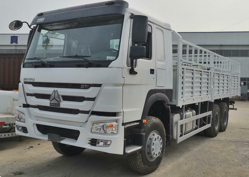 2 de Vrachtwageneuro Ii van de de Ladingsvrachtwagen 420hp van Howo de Krachtige Dubbele Omheining Trailers Truck van de bestelwagenslading