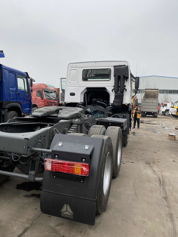 Op zwaar werk berekende Gebruikte de Tractorvrachtwagen van Sinotruck Howo met Weichai-Motor371hp Nieuwe Verf