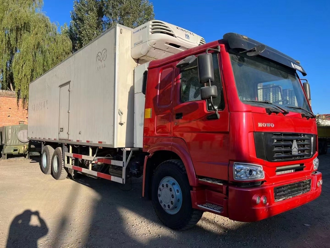 Van de de Wielen de 6*4 Gebruikte Ijskast van HOWO 10 Vrachtwagen van de de Vrachtwagendiepvriezer Gekoelde Container voor Verkoop