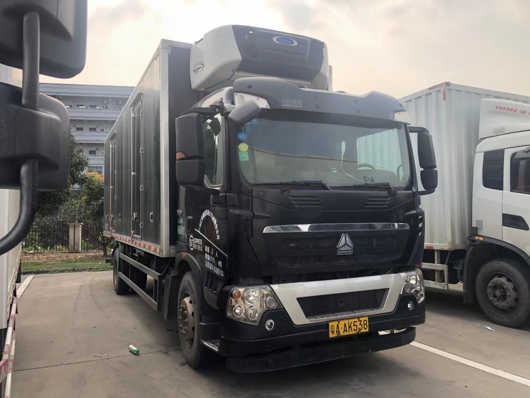 Van de de Wielen de 6*4 Gebruikte Ijskast van HOWO 10 Vrachtwagen van de de Vrachtwagendiepvriezer Gekoelde Container voor Verkoop
