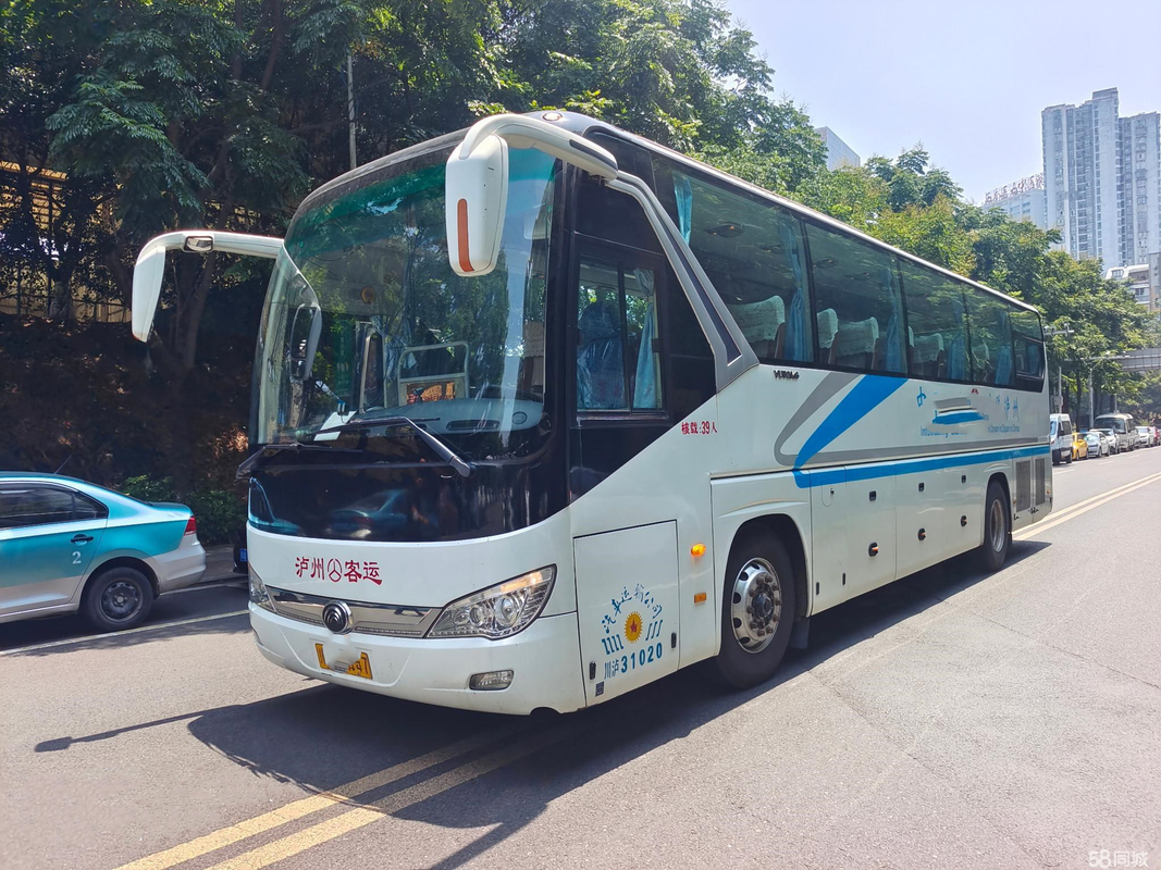 Gebruikte Kleine Bus 39 van de de Bus Achtermotor van Zetels Witte Yutong Gebruikte de Luxebus Uitgang voor Afrika