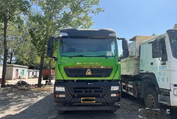 Van de de Vrachtwagenhowo gebruikte de Chineesstortplaats van de tweede Handkipwagen Wijze van de de Vrachtwagen8×4 Aandrijving Dieselmotorvrachtwagen