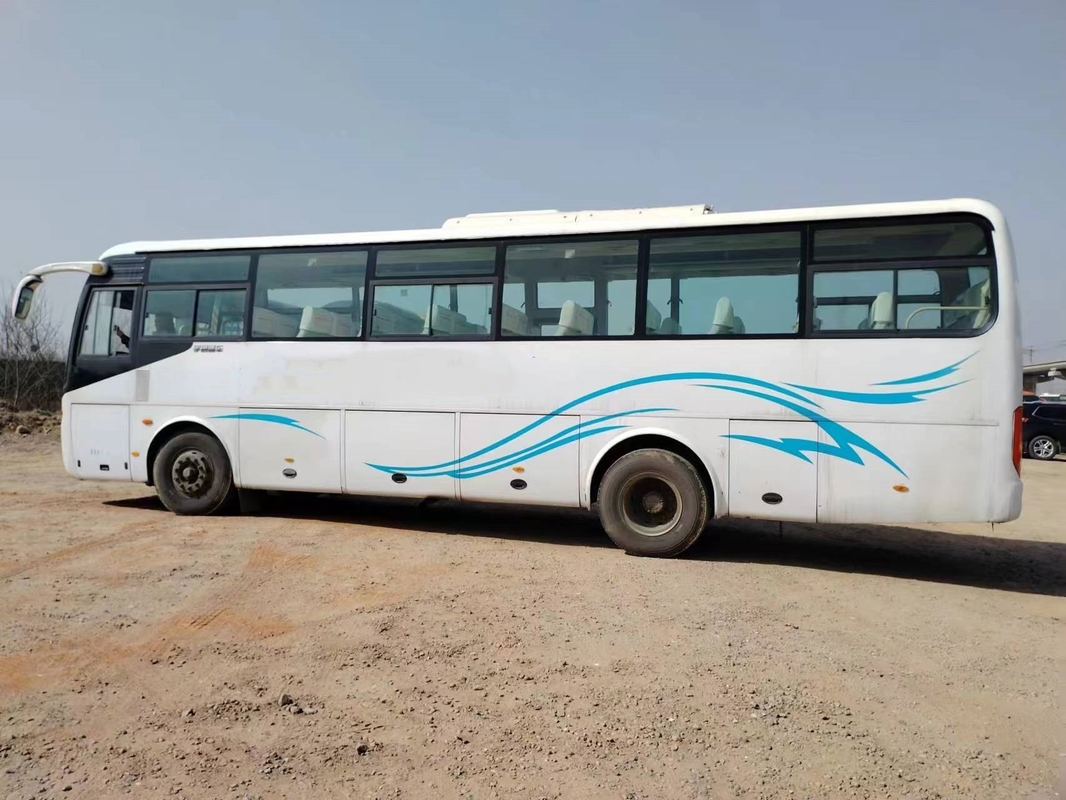 De tweede Hand Microbus 43 Zetels verdubbelt de Buszk6102d Yuchai Motor van Deuren Witte Kleur Gebruikte Yutong