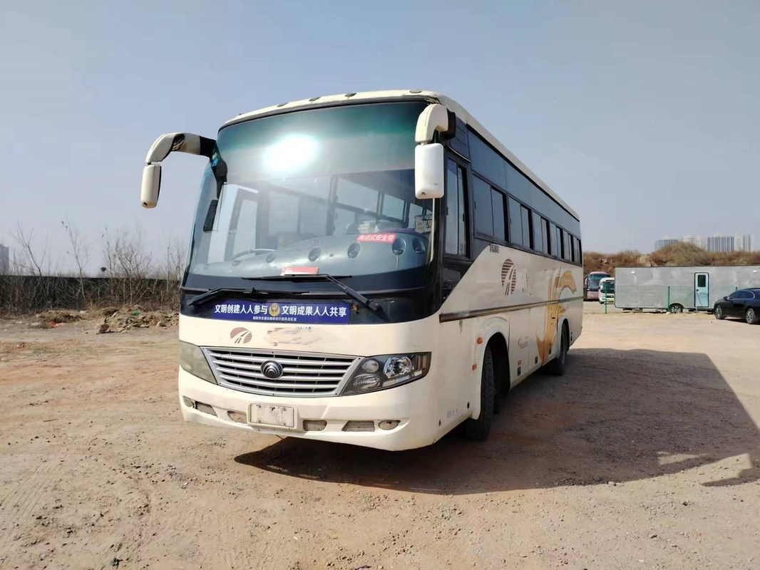 De gebruikte Motor traint Dubbele Deuren die Vensters 45 Zetels Tweede Hand Jong Tong Bus ZK6106D glijden