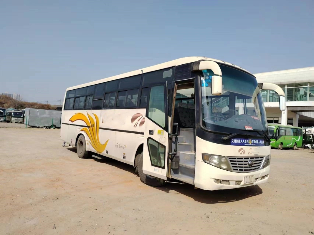 De gebruikte Motor traint Dubbele Deuren die Vensters 45 Zetels Tweede Hand Jong Tong Bus ZK6106D glijden