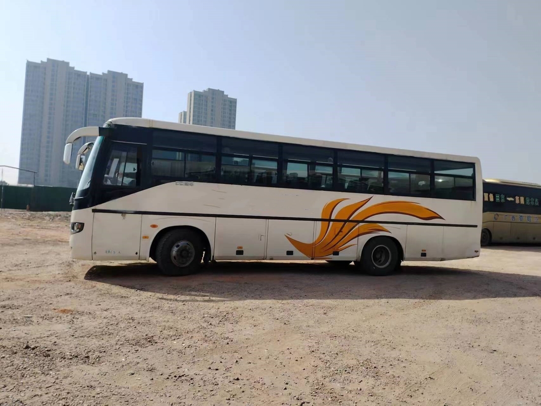 De gebruikte Motor traint Dubbele Deuren die Vensters 45 Zetels Tweede Hand Jong Tong Bus ZK6106D glijden