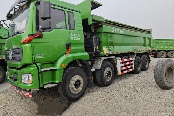 Gebruikte Diesel Vrachtwagens 12 van de de Aandrijvingswijze 375hp tweede van de Banden de Hoofdcabine 8×4 Vrachtwagen van de de Handshacman Stortplaats