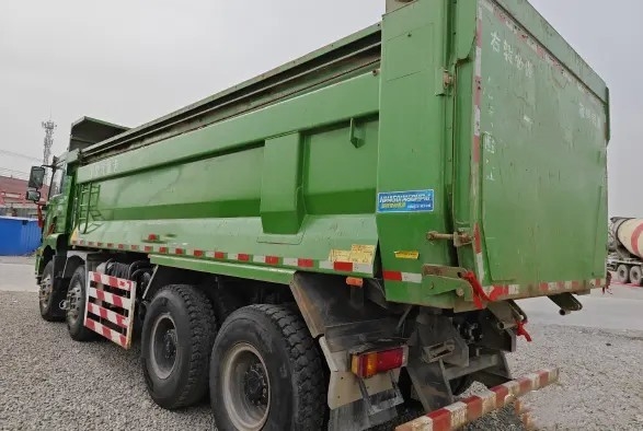 Gebruikte Diesel Vrachtwagens 12 van de de Aandrijvingswijze 375hp tweede van de Banden de Hoofdcabine 8×4 Vrachtwagen van de de Handshacman Stortplaats