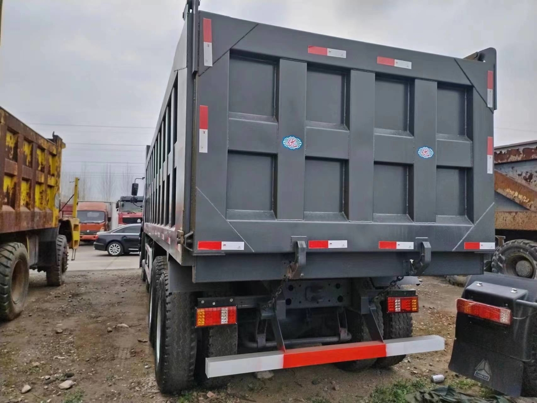 Schatte de Vlakke het Dakcabine van tweede Handtipper trucks black color 371hp 8×4 HOWO ZZ3317 Lading 15.5t