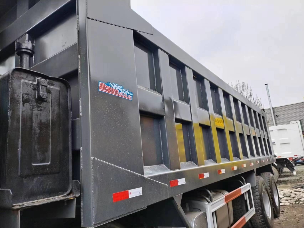 Schatte de Vlakke het Dakcabine van tweede Handtipper trucks black color 371hp 8×4 HOWO ZZ3317 Lading 15.5t