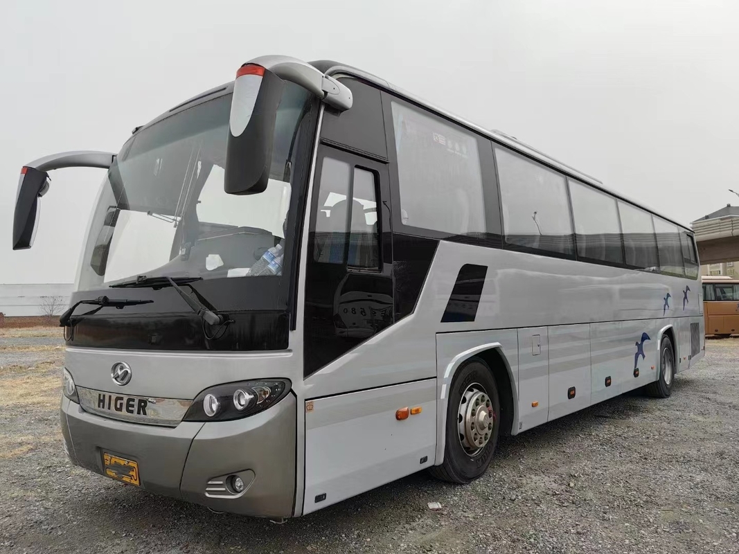 Gebruikte Reisbus 54 Zetels 12 Meters van Yuchai 6 Dubbele Deuren van de Cilindersmotor verzilvert Kleuren 2de Hand Hogere KLQ6125