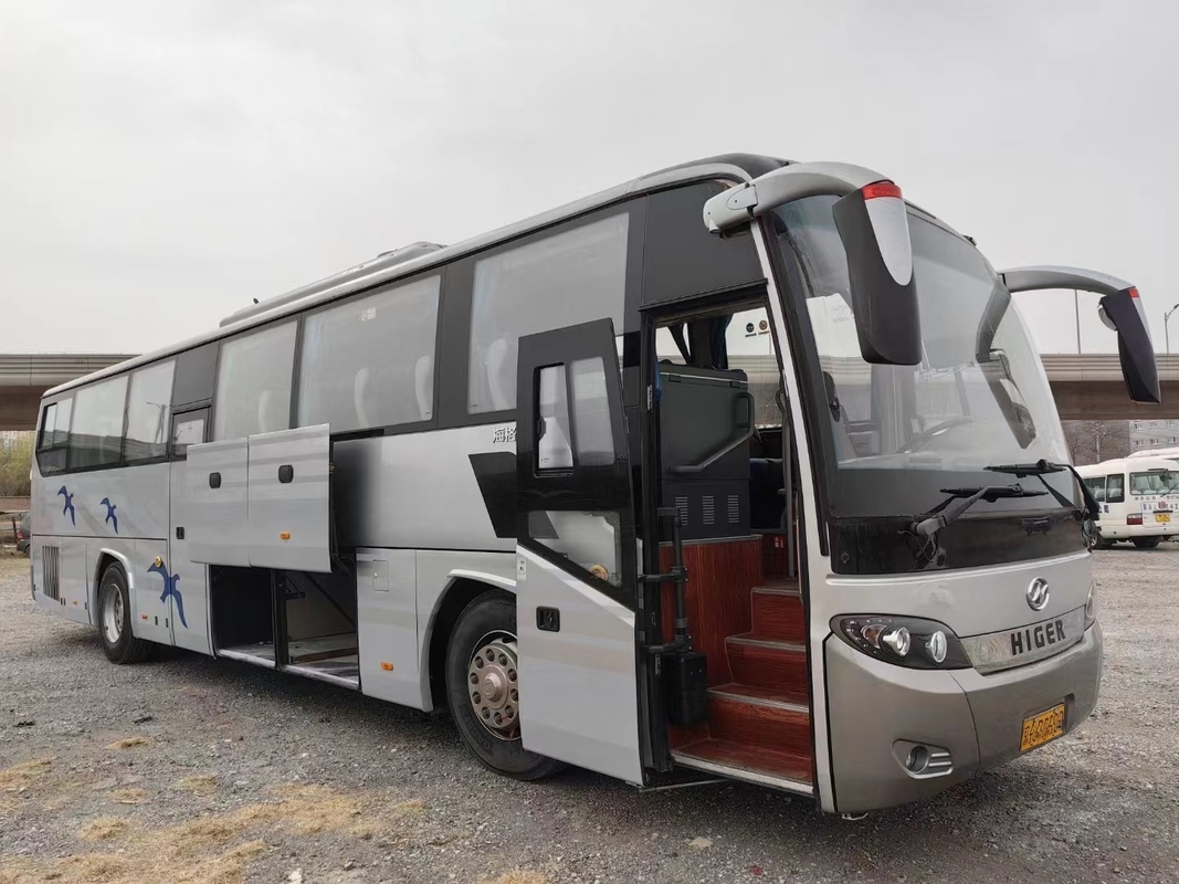 Gebruikte Reisbus 54 Zetels 12 Meters van Yuchai 6 Dubbele Deuren van de Cilindersmotor verzilvert Kleuren 2de Hand Hogere KLQ6125