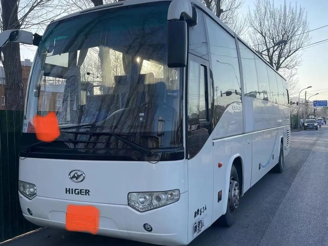 Gebruikte EURO IV 53 Motor 12 van de Passagiersbus van de ZetelsAirconditioner 330hp meet Witte Kleuren 2de Hand KLQ6129