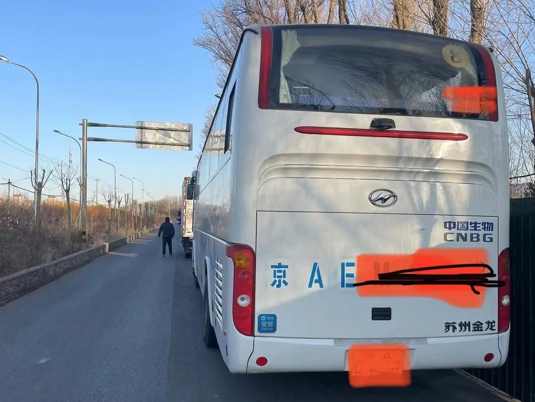 Gebruikte EURO IV 53 Motor 12 van de Passagiersbus van de ZetelsAirconditioner 330hp meet Witte Kleuren 2de Hand KLQ6129