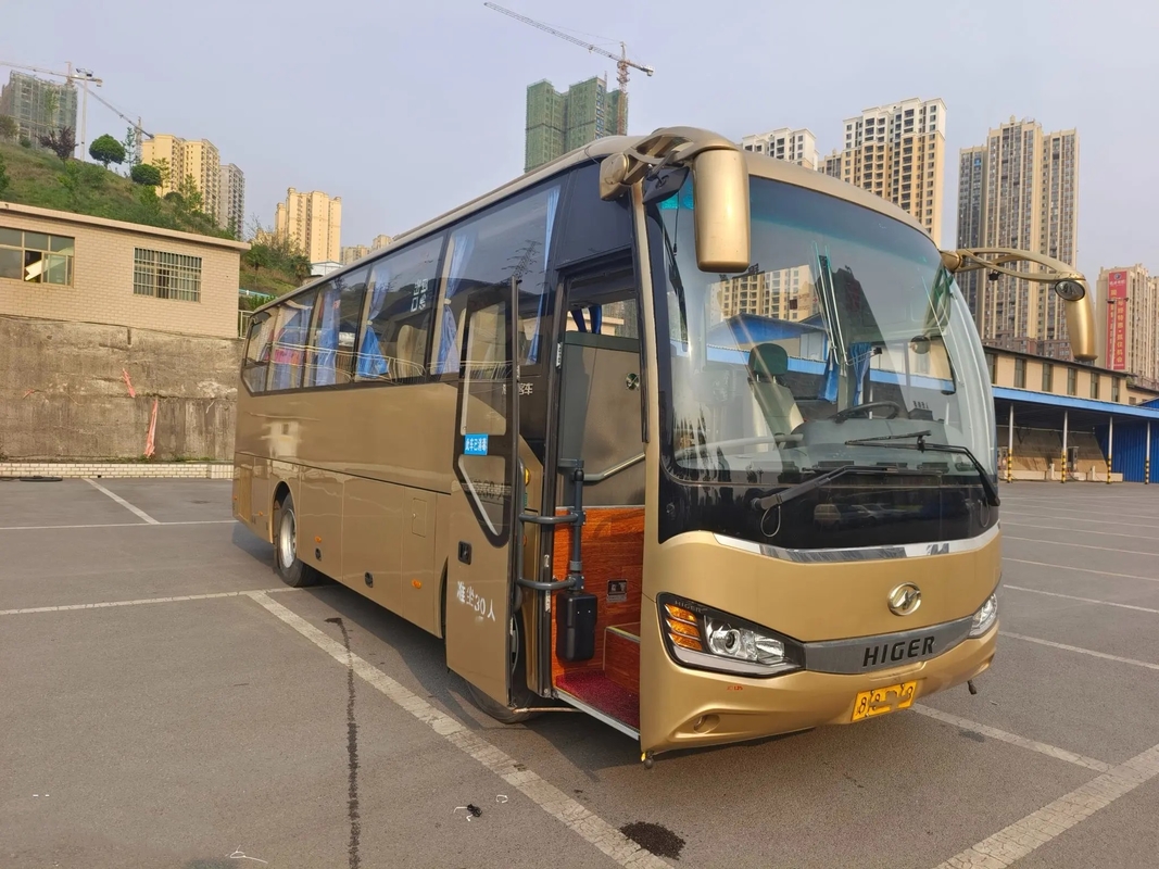Gebruikte Gouden Kleur 30 Zetelsklq6882 Enige Deur 6 van de Doorgangsbus de Airconditioner Gebruikte Hogere Bus van de Cilindersmotor