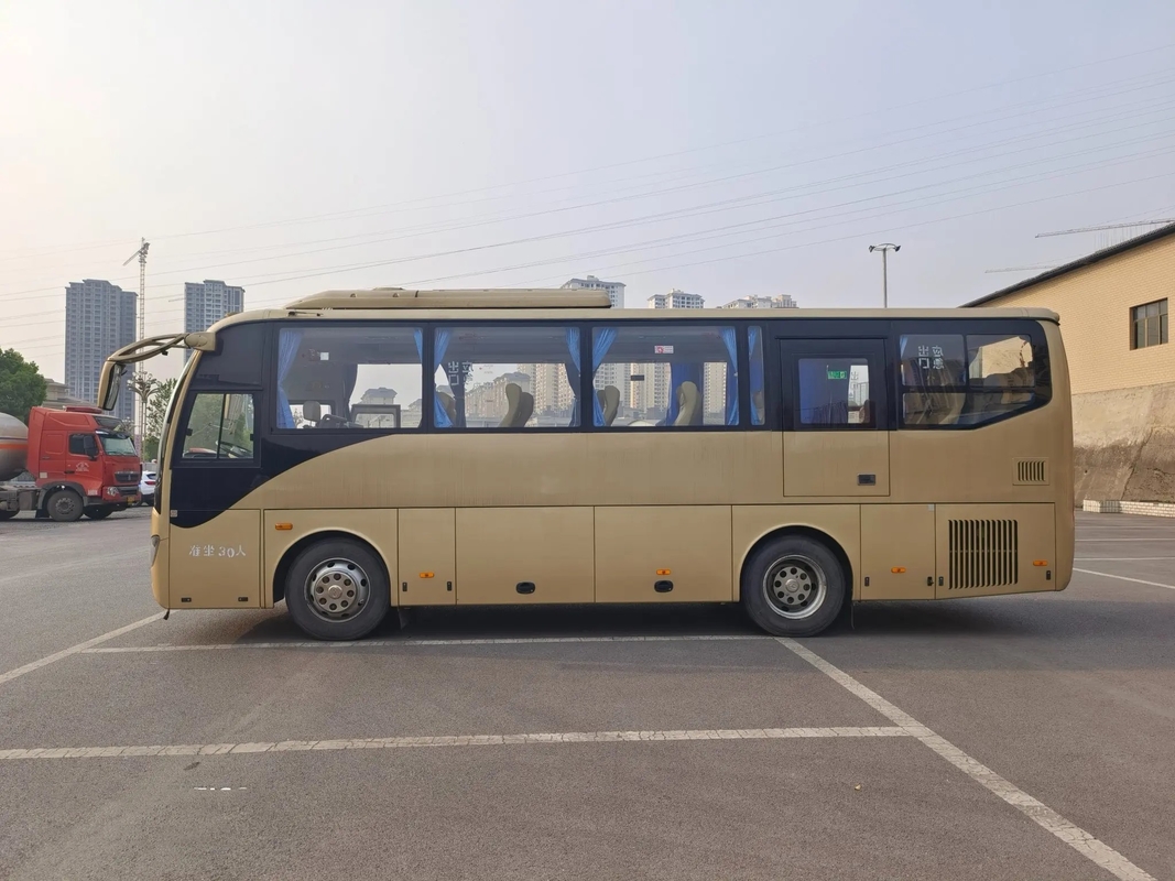 Gebruikte Gouden Kleur 30 Zetelsklq6882 Enige Deur 6 van de Doorgangsbus de Airconditioner Gebruikte Hogere Bus van de Cilindersmotor