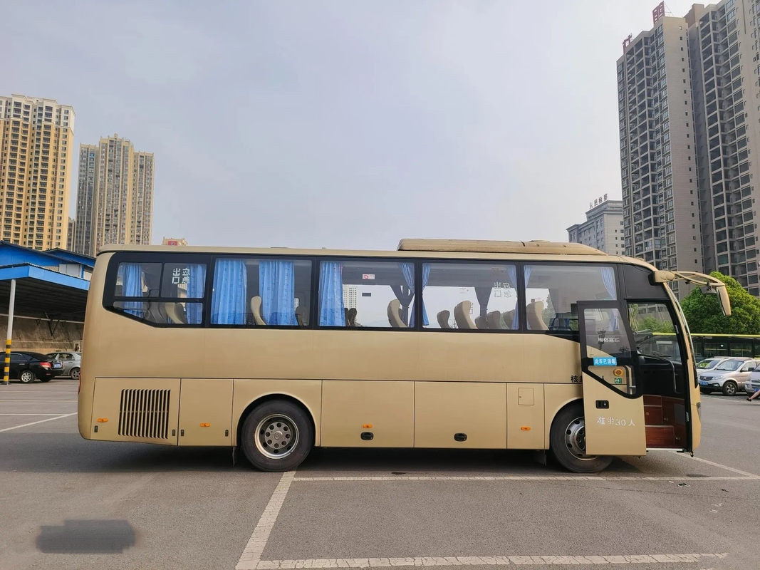 Gebruikte Gouden Kleur 30 Zetelsklq6882 Enige Deur 6 van de Doorgangsbus de Airconditioner Gebruikte Hogere Bus van de Cilindersmotor