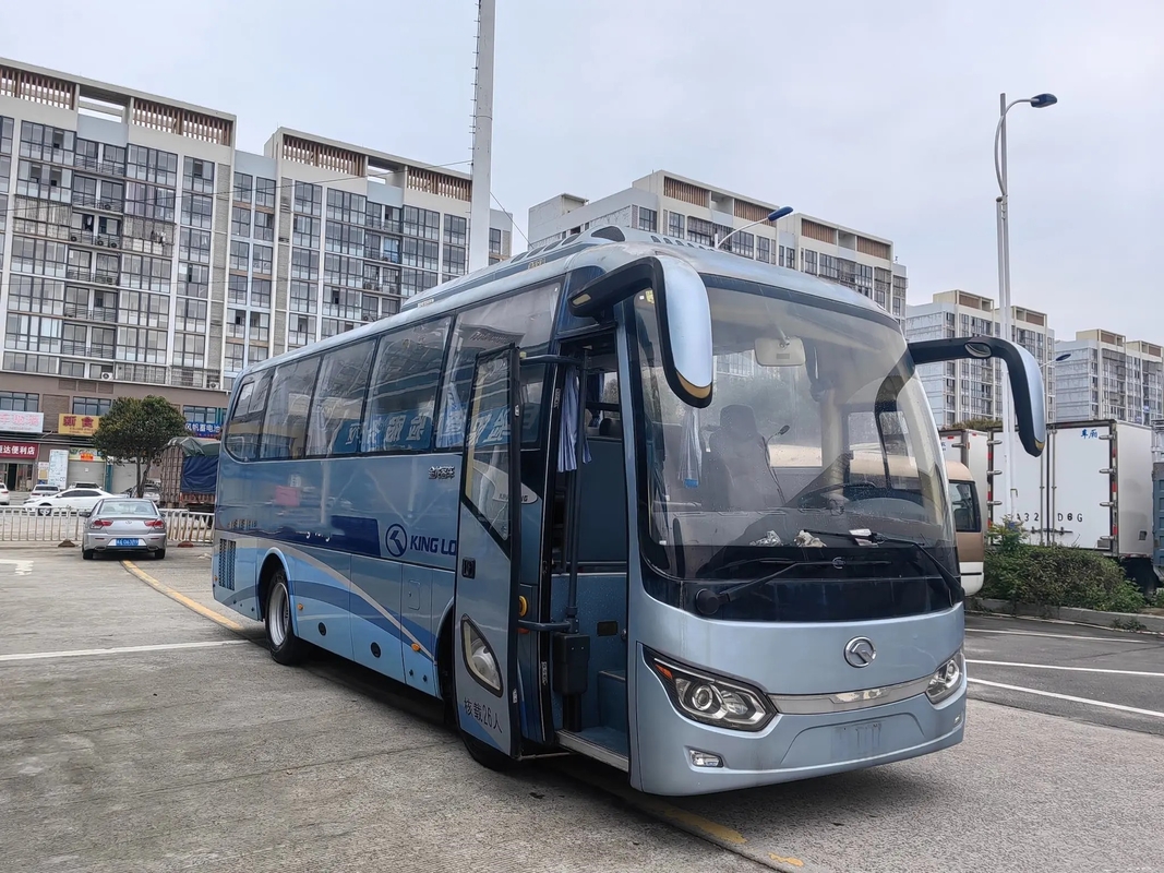 Gebruikte Pendelbus 26 Zetels die Venster 8,5 verzegelen meet 220hp-Bus XMQ6859 van Kinglong van de Motor de Handtransmissie