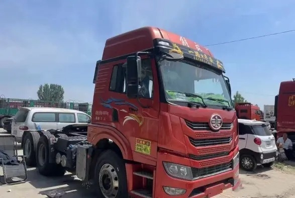 Tweedehands paardenboxaanhangwagen 2021 jaar rode kleur 6 × 4 aandrijfmodus Weichai-motor 460 pk gebruikte FAW-tractorvrachtwagen