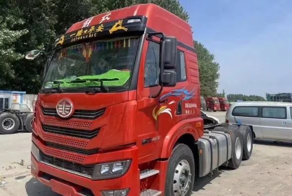 Tweedehands paardenboxaanhangwagen 2021 jaar rode kleur 6 × 4 aandrijfmodus Weichai-motor 460 pk gebruikte FAW-tractorvrachtwagen