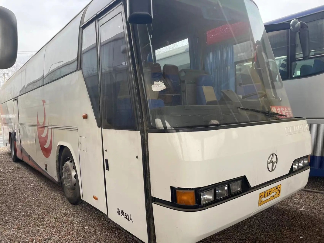 De gebruikte Diesel traint Enige Deur 6 van de 53 Zetels Witte Kleur Cilindersmotor met van de Handbeifang van a/c tweede de Bus BFC6120