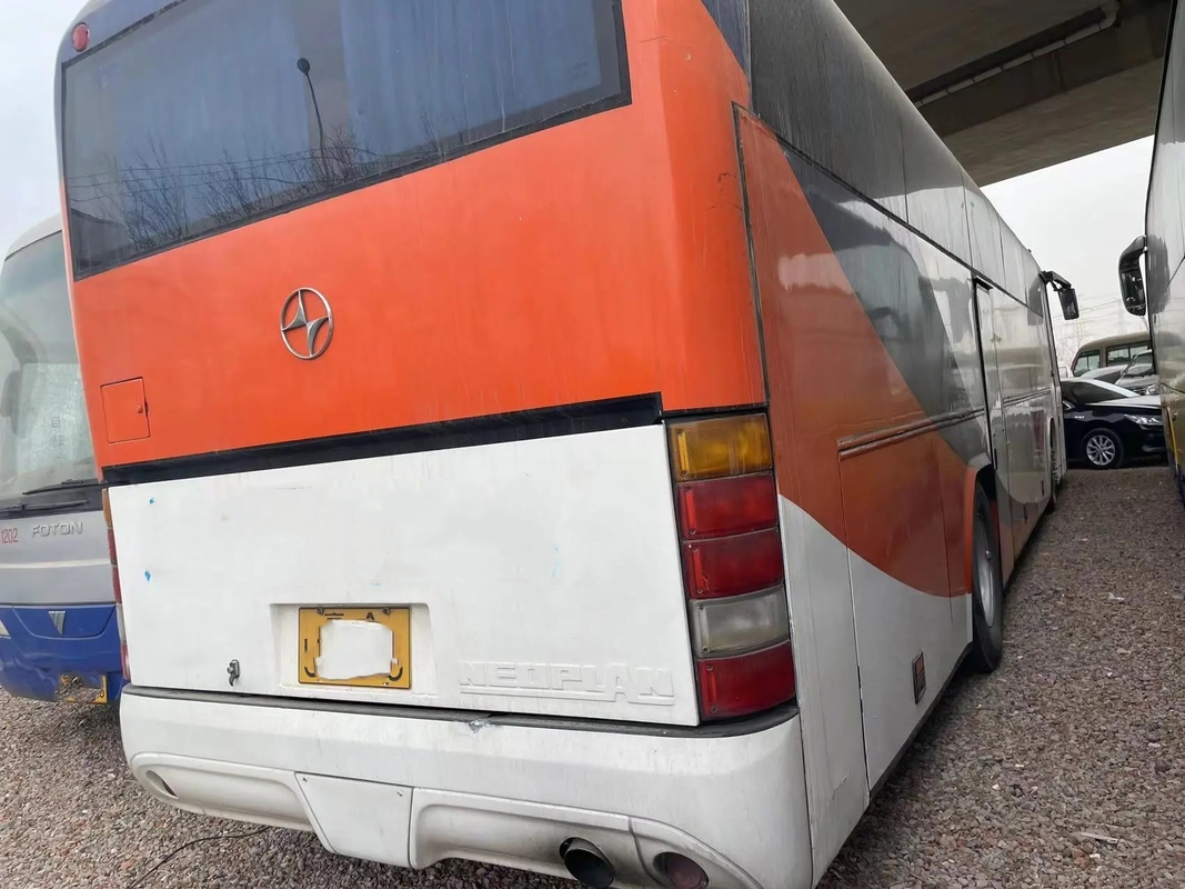 De gebruikte Diesel traint Enige Deur 6 van de 53 Zetels Witte Kleur Cilindersmotor met van de Handbeifang van a/c tweede de Bus BFC6120
