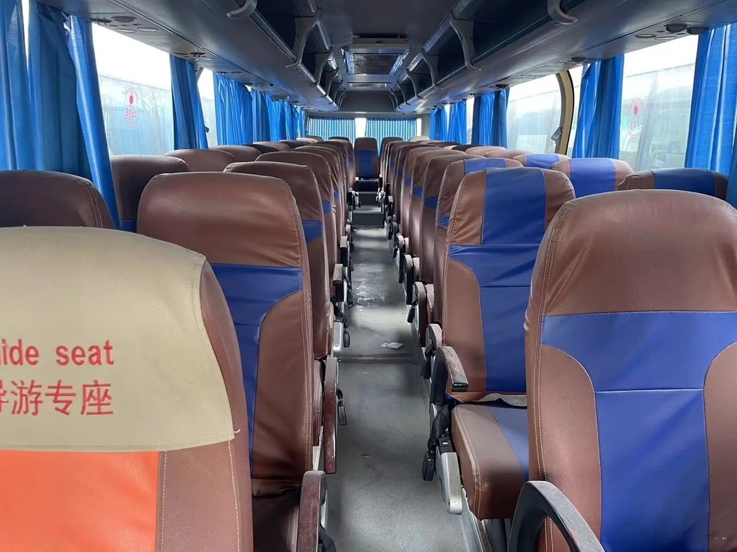 De gebruikte Diesel traint Enige Deur 6 van de 53 Zetels Witte Kleur Cilindersmotor met van de Handbeifang van a/c tweede de Bus BFC6120