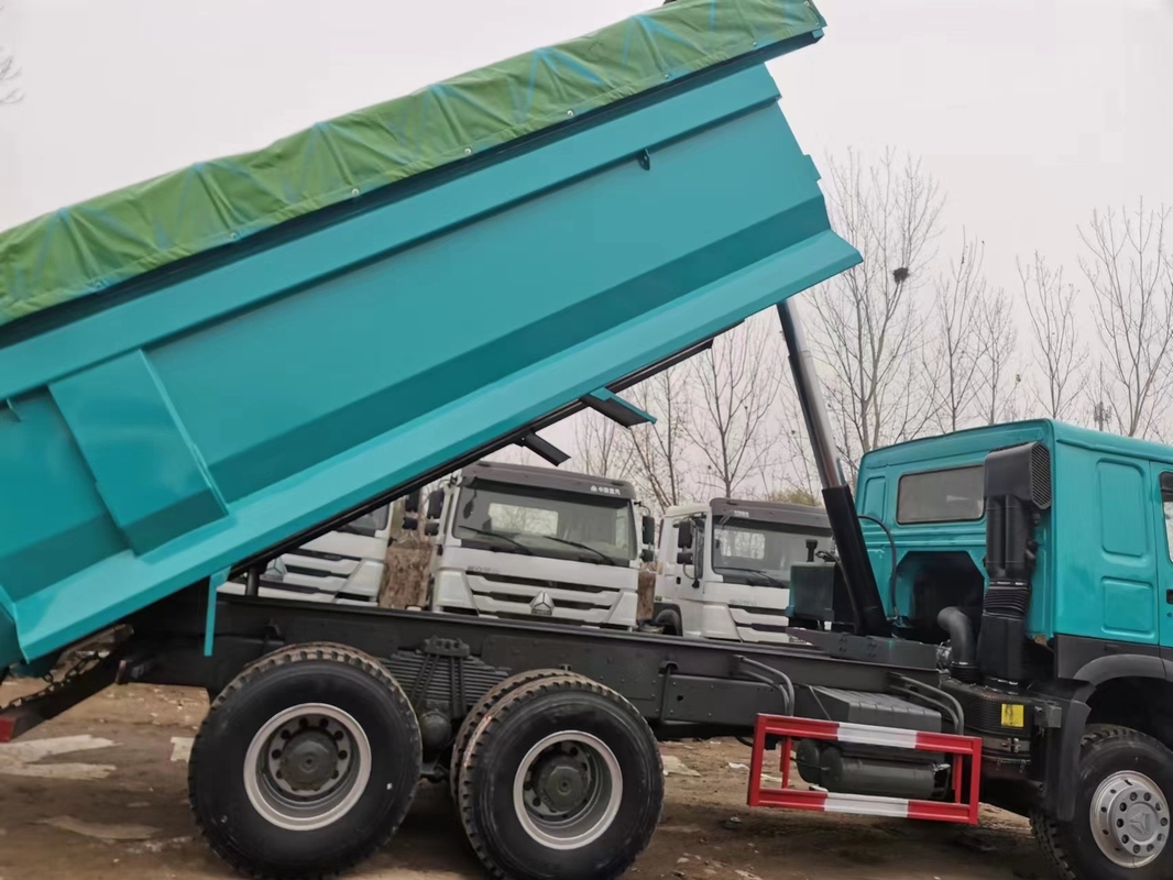 Gebruikte Op zwaar werk berekende van de de Aandrijvingswijze Verlaten Rechtse 13 Ton Lading van de Vrachtwagens Speciale Kleur 6×4 van de het Gewichtsmijn het Vervoers