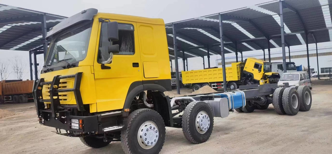 De gebruikte van de de Aandrijvingswijze van Ladingsvrachtwagens 8×4 Chassis van de de Ladingsvrachtwagen van Sinotruck Howo 11 Meters snakken 12 Banden