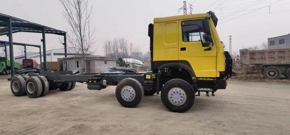 De gebruikte van de de Aandrijvingswijze van Ladingsvrachtwagens 8×4 Chassis van de de Ladingsvrachtwagen van Sinotruck Howo 11 Meters snakken 12 Banden