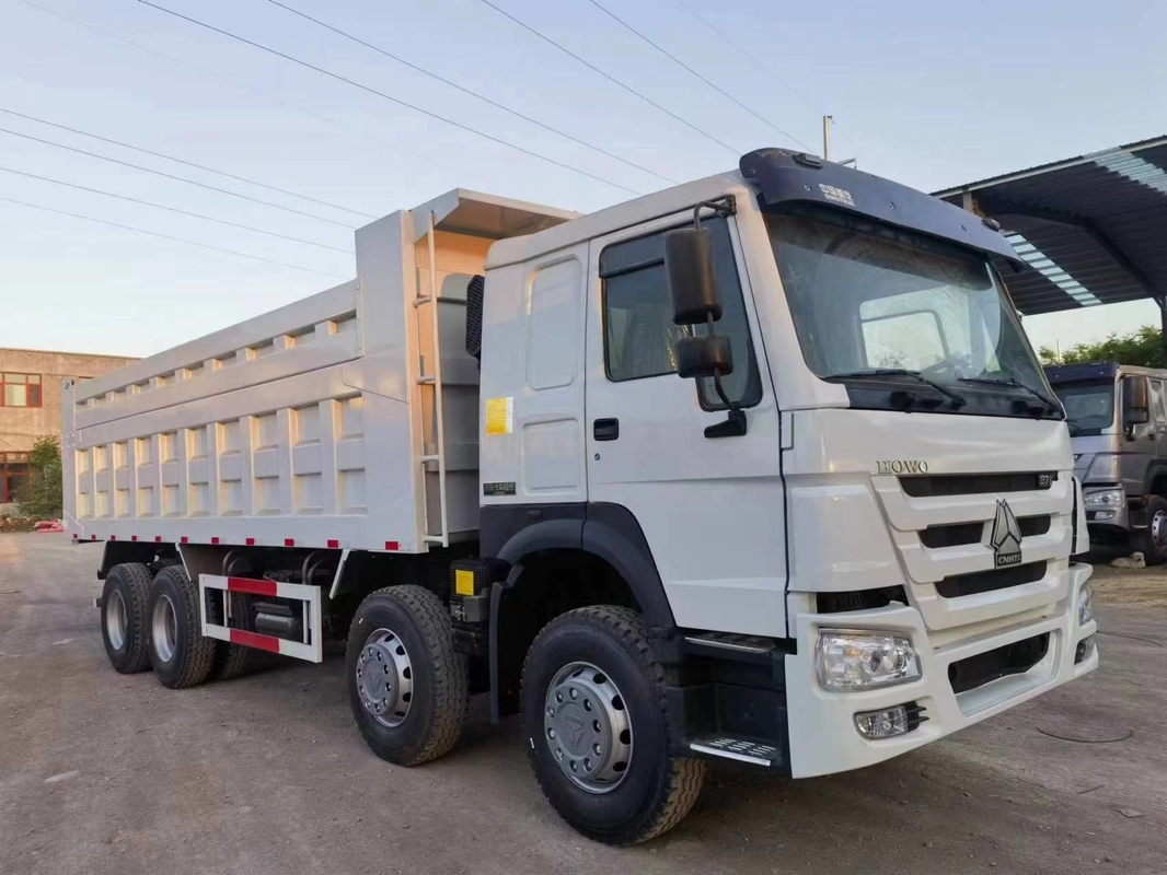 Gebruikte van de de Kleuren Linkeraandrijving 8×4 van Brandstofvrachtwagens Witte de Aandrijvingswijze 371 Paardekracht gebruikte HOWO-Stortplaatsvrachtwagen