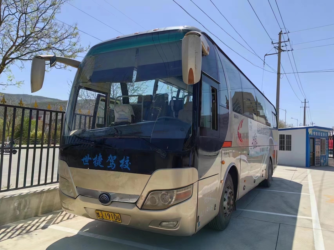 Tweede Handbus 47 Zetels verdubbelt Deuren die Bus ZK6107 verzegelen van Yutong van de VensterAirconditioner de Gouden Kleur Gebruikte