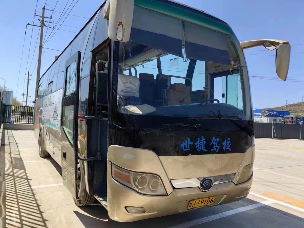 Tweede Handbus 47 Zetels verdubbelt Deuren die Bus ZK6107 verzegelen van Yutong van de VensterAirconditioner de Gouden Kleur Gebruikte