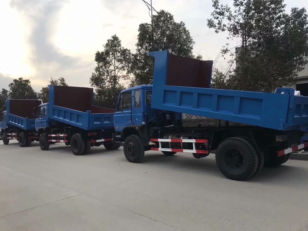 De gebruikte van de Kleuren Lichte Tipper Truck Dongfeng Brand 4×2 van de Vrachtwagenstortplaats Blauwe Aandrijving Modelcurb weight 6 Ton van RHD