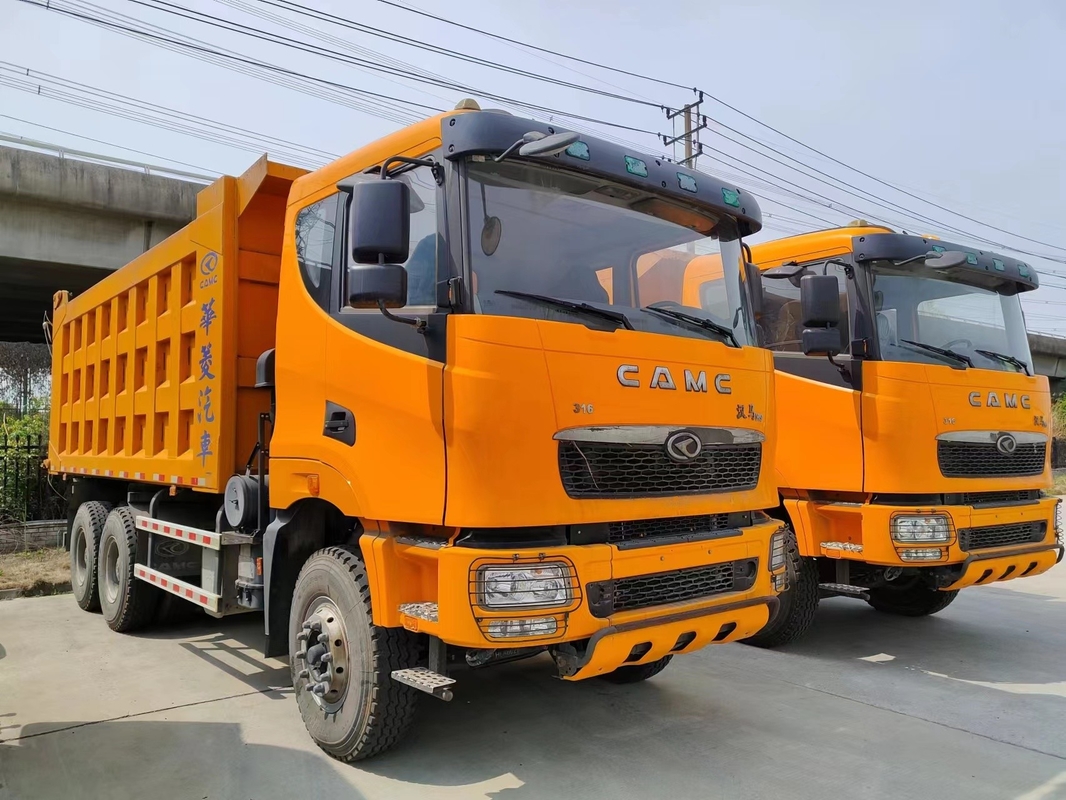 De gebruikte Commerciële Stortplaatsvrachtwagens 316hp 6×4 drijven Model de Vrachtwagen Vlak Hoofd van de 10 Bandencamc Op zwaar werk berekend Stortplaats