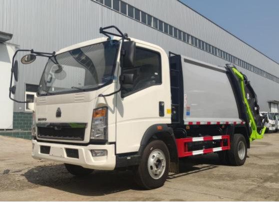 De vrachtwagenhandelaar Commercial Vehicles 8m ³ de Wijze HOWO van de Ladings4×2 Aandrijving perste Lange Vuilnisauto samen 7,5 Meters