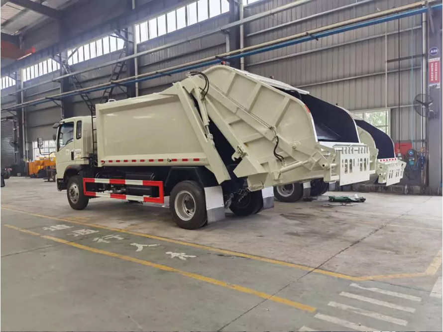 De vrachtwagenhandelaar Commercial Vehicles 8m ³ de Wijze HOWO van de Ladings4×2 Aandrijving perste Lange Vuilnisauto samen 7,5 Meters