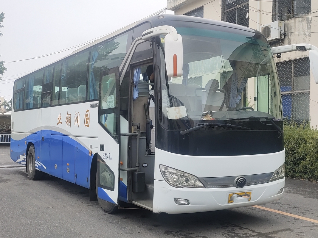 De gebruikte Luxe vervoert 47 Zetels 2 Passagiersdeuren 11 Meters Lange Zeldzame Motora/c tweede Hand Jong Tong Bus ZK6117 per bus