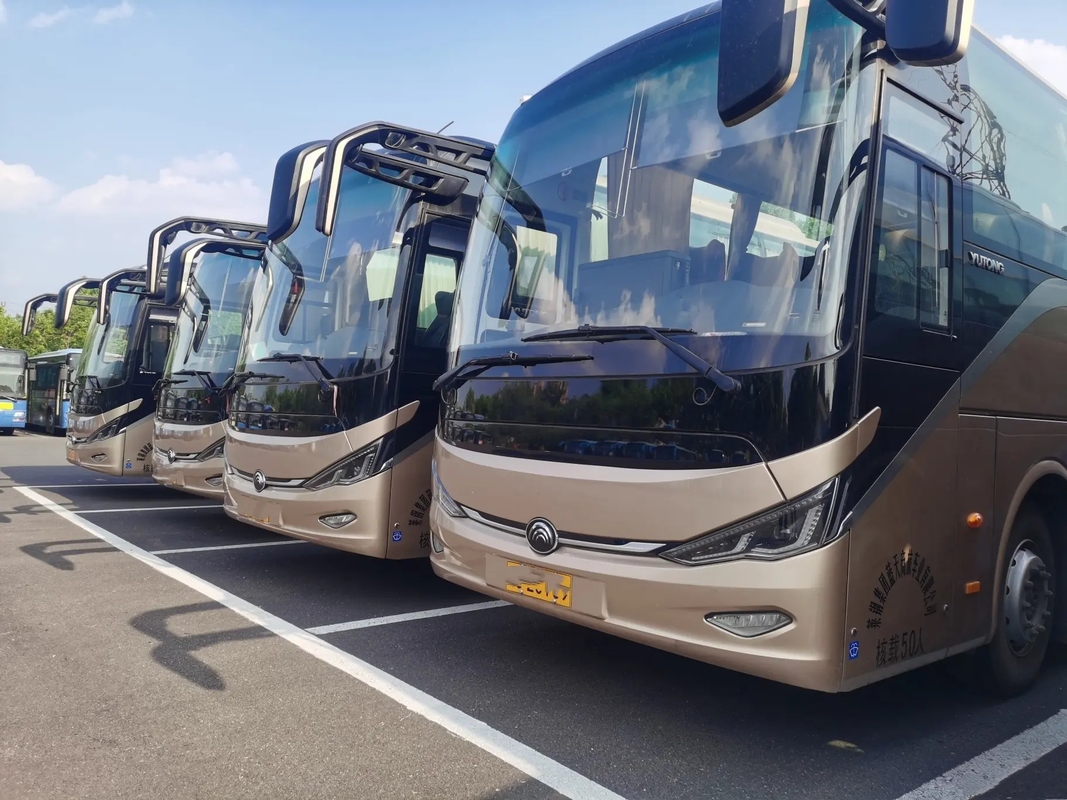 De gebruikte Luxe vervoert van de het Waterautomaat van 50 Zetelschampagne color middle passenger door de Tweede Hand Youngtong ZK6117 per bus