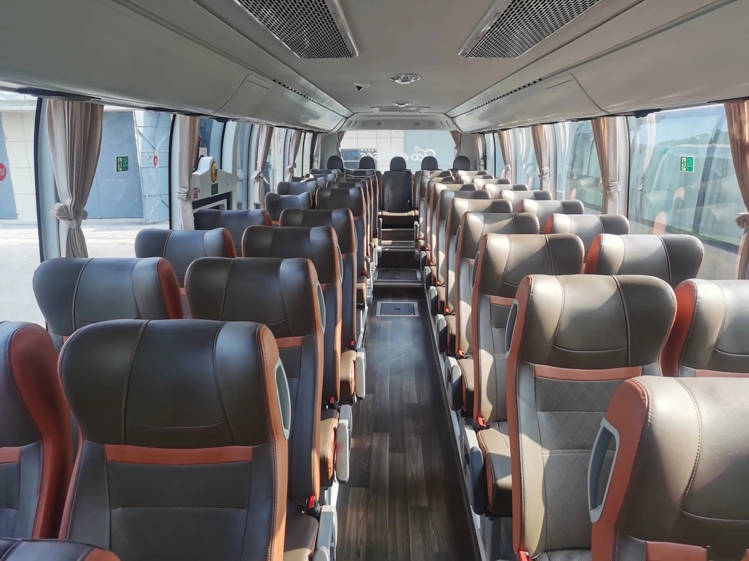 De gebruikte Luxe vervoert van de het Waterautomaat van 50 Zetelschampagne color middle passenger door de Tweede Hand Youngtong ZK6117 per bus