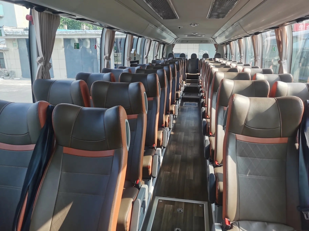 De gebruikte Luxe vervoert van de het Waterautomaat van 50 Zetelschampagne color middle passenger door de Tweede Hand Youngtong ZK6117 per bus