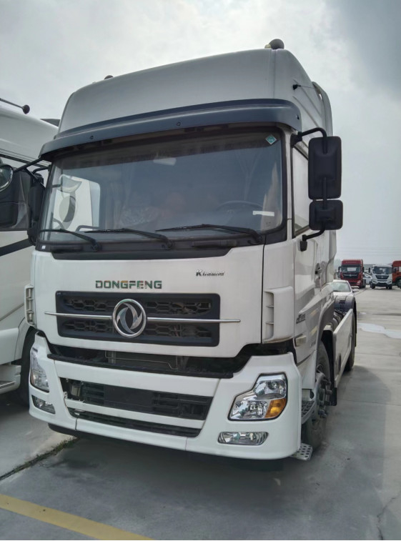 De gebruikte van de de Aandrijvingswijze van Tractorvrachtwagens Euro 5 DONGFNEG 4X2 Massa van de de Tractor Hoofd465hp Totale Tractie 30 Ton van LHD
