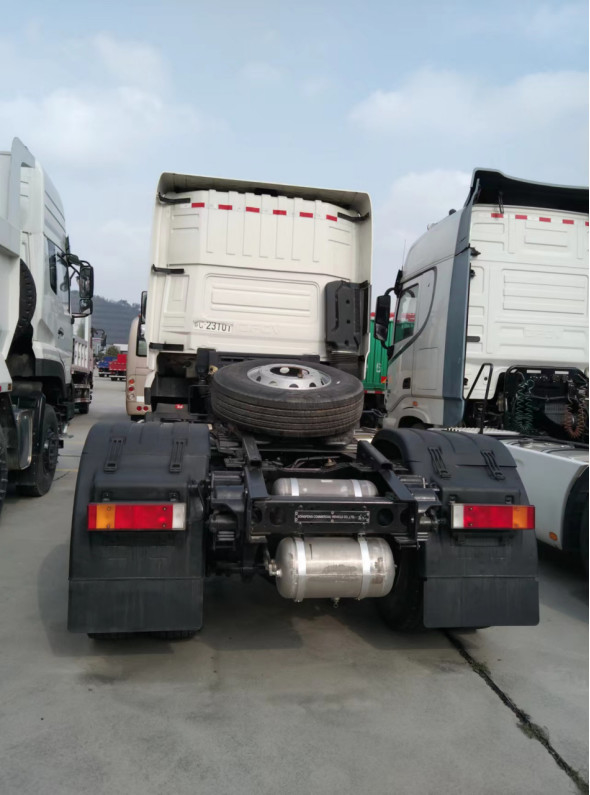 De gebruikte van de de Aandrijvingswijze van Tractorvrachtwagens Euro 5 DONGFNEG 4X2 Massa van de de Tractor Hoofd465hp Totale Tractie 30 Ton van LHD