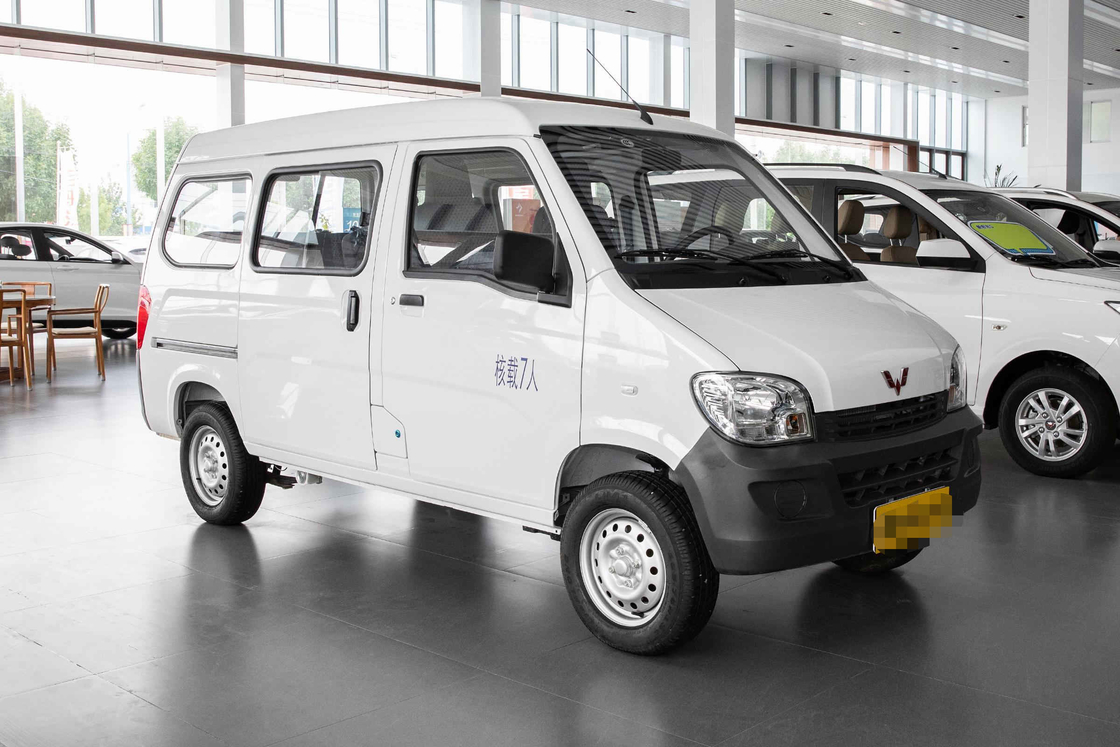 Tweedehands minibus 7 zitplaatsen olie motor Wuling L2E minibus model airconditioner