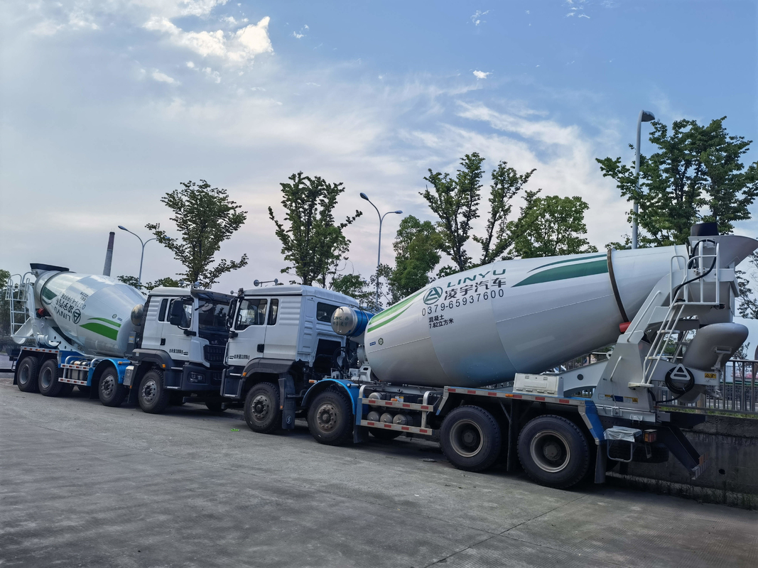 Gebruikte zware vrachtwagens 8*4 aandrijflijn Shacman Betonmixer Truck 12 kubiek