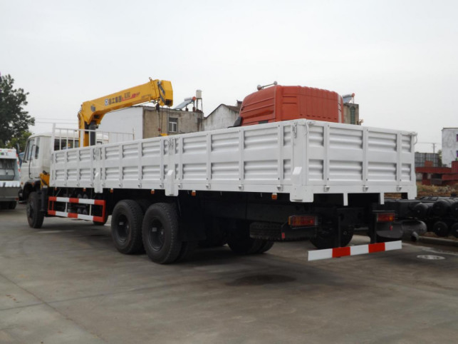 Gebruikte vrachtwagen kraan Dongfeng 6*4 Rijmodus Maximaal laadvermogen van de kraan 10 ton Euro 3
